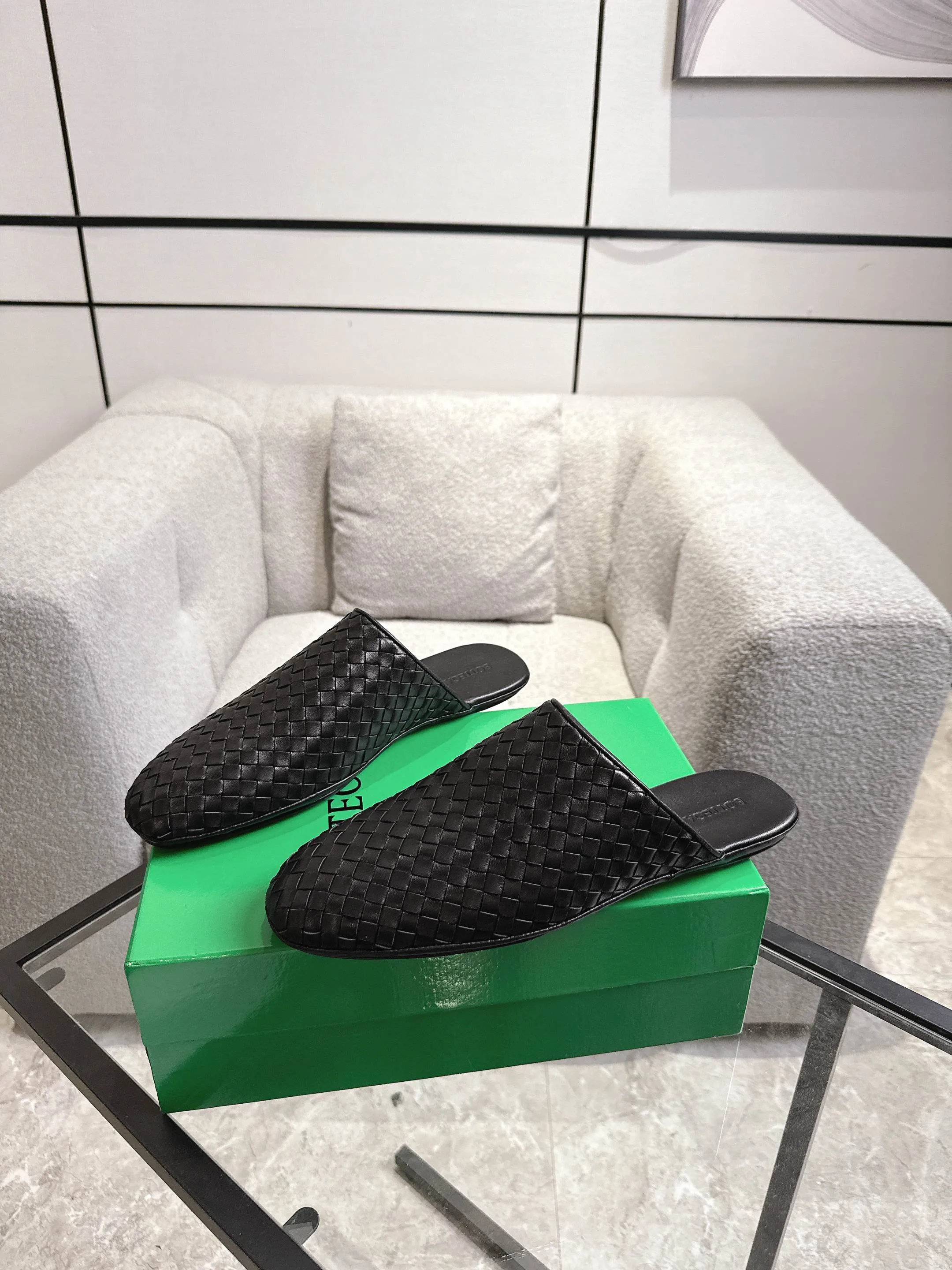 [BV] Top P: 720💰Size for couples: 35-44 (40.41 for women, 38 for men, 45.46.47, custom-made and non-returnable) Bottega Veneta 2025 Autumn counter synchronized genuine leather outsole classic woven half-drag couple model Bottega Veneta square-toe flat shoes, imported mixed sheepskin, imported sheep! Leather outsole! [Rose][Rose]! Purely hand-woven and operated, the original board is reproduced one-to-one! quality assurance!